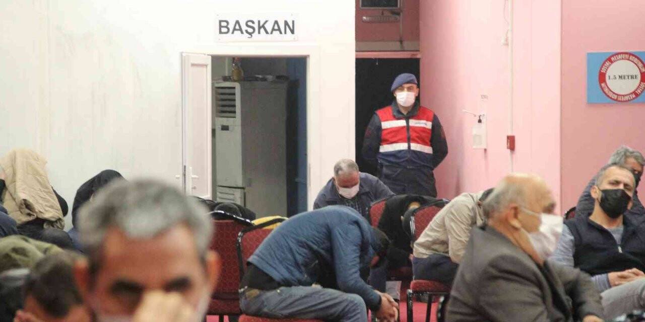 Jandarmayı görünce kumar aletlerini asitle yok etmek istemişler: Sözde sendikaya kumar baskını kamerada