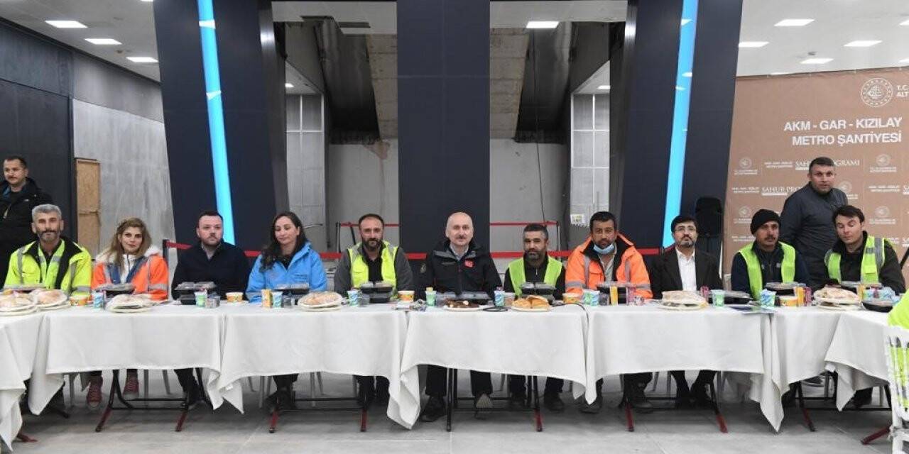 Bakan Karaismailoğlu, AKM-Gar-Kızılay metro şantiyesi işçileriyle sahur yaptı