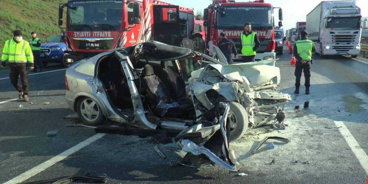 Çekmeköy’de otomobil kamyona hızla çarptı: 1 ölü, 1 yaralı