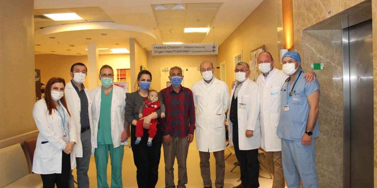 Karaciğer yetmezliği ve korona virüse karşı mücadele veren bebek İzmir’de şifa buldu