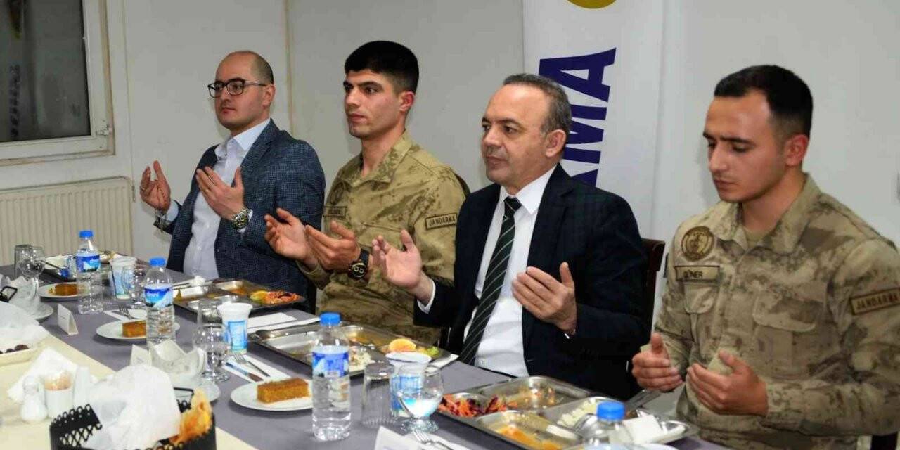 Ardahan protokolü, jandarma ve korucularla ile iftarda buluştu