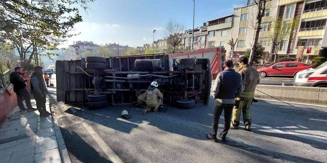 Yokuştan çıkamayan kamyonetin devrilme anı kamerada