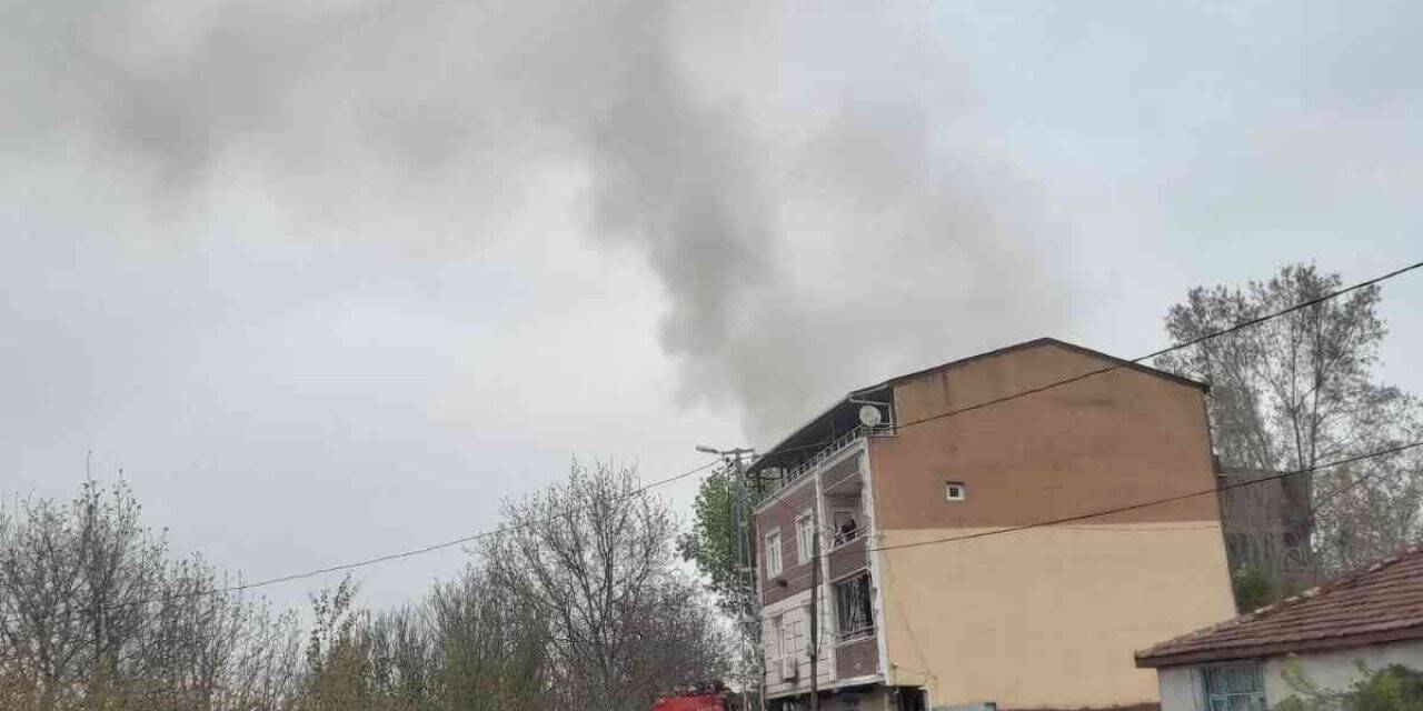 Arnavutköy’de gecekondu yangını, ev sahibi sinir krizi geçirdi