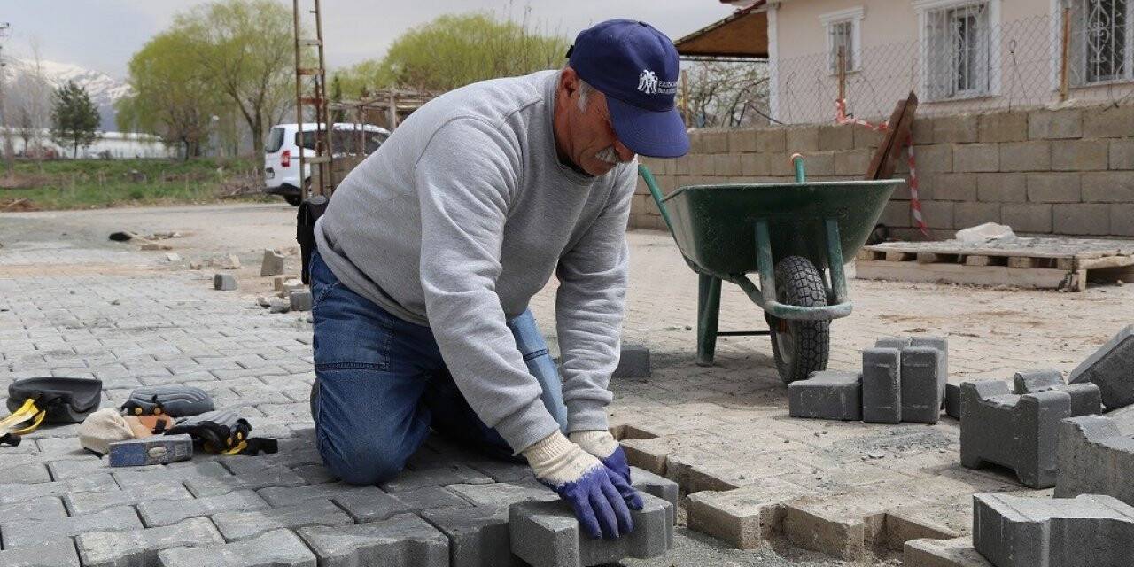 Parke yol bakım onarım çalışmaları devam ediyor