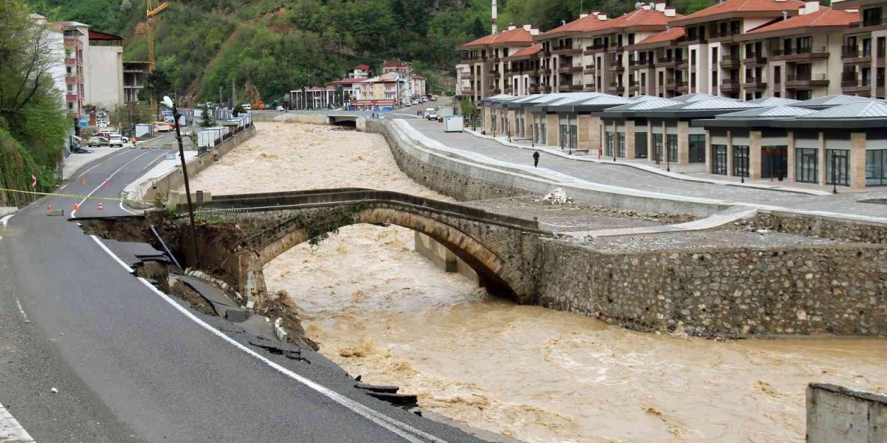 20 ay önce sel afeti yaşayan Dereli'de su seviyesi yükselen dere paniğe neden oldu