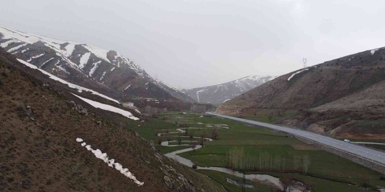 Bitlis’teki dağların bir yanı kar bir yanı bahar