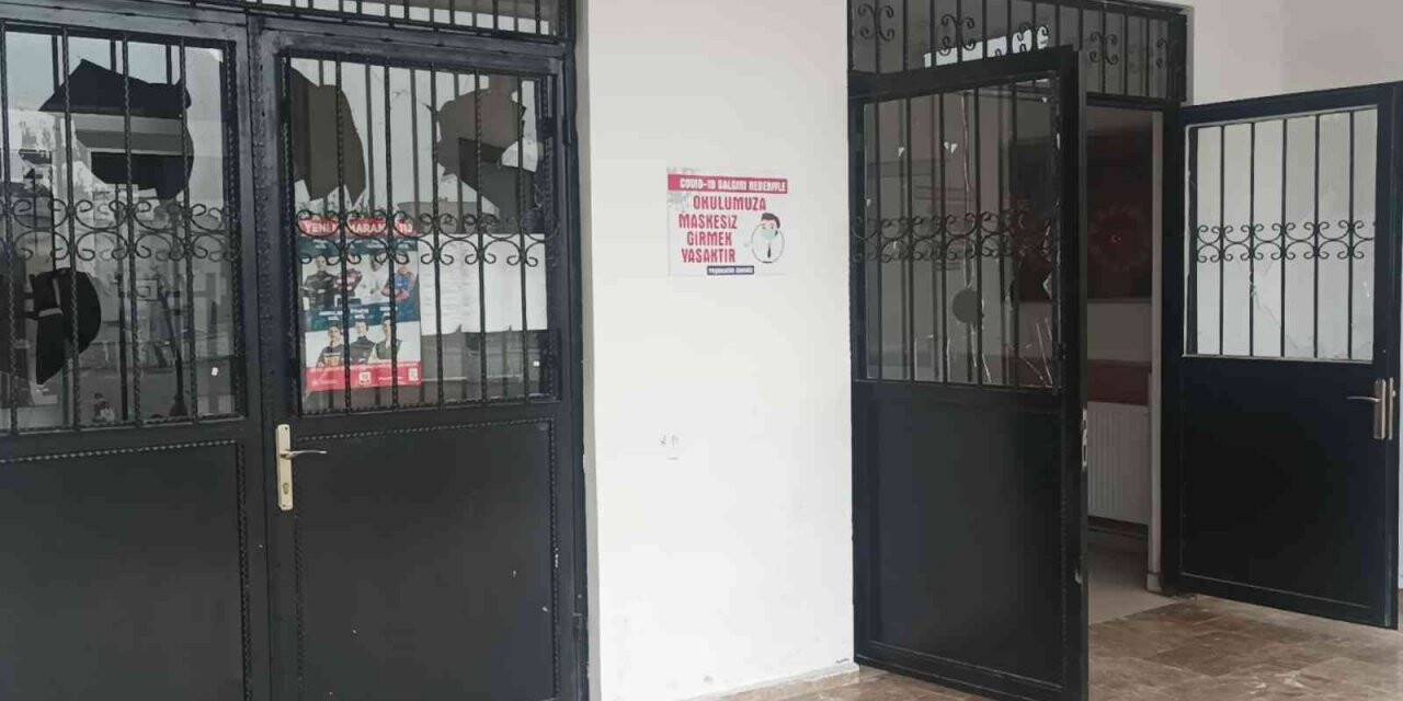 Okula satırlı saldırı