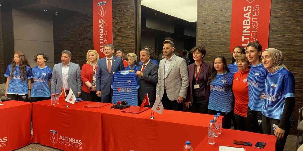 Kadın futbolculara forma desteği