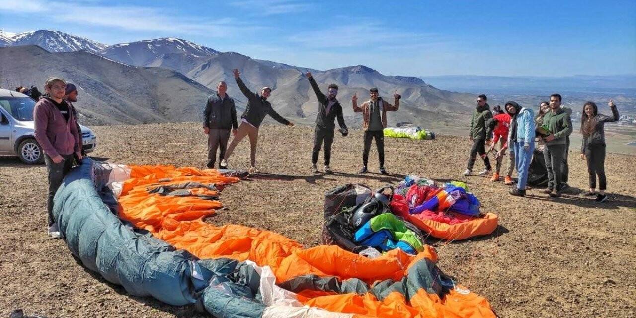 Üniversite öğrencilerinin yamaç paraşütü heyecanı