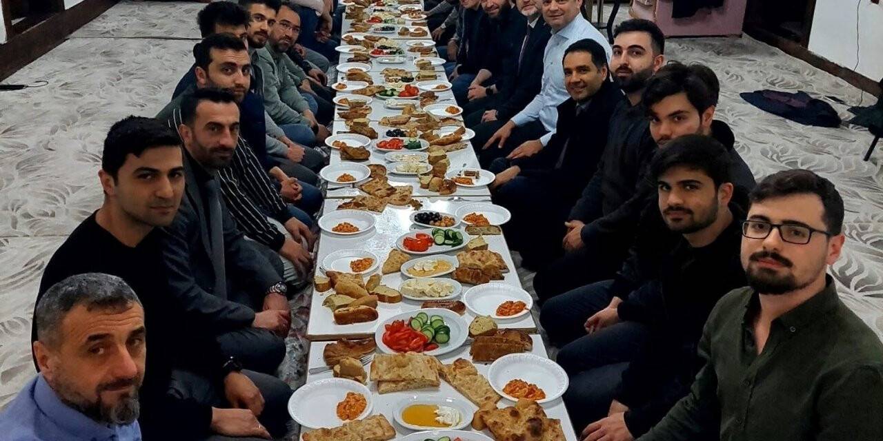 Başkan Ceyhun ve MKYK üyesi Şar, gençlerle sahurda buluştu