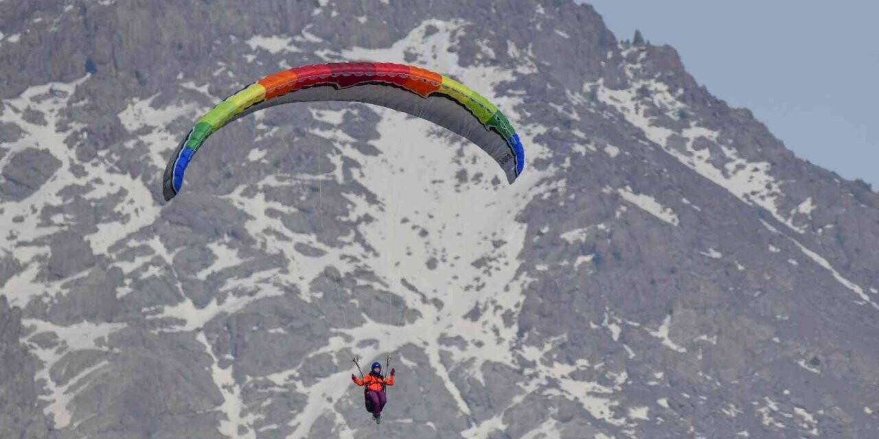 Yamaç paraşütü tutkunları Erek Dağı eteğinde antrenman yapıyor