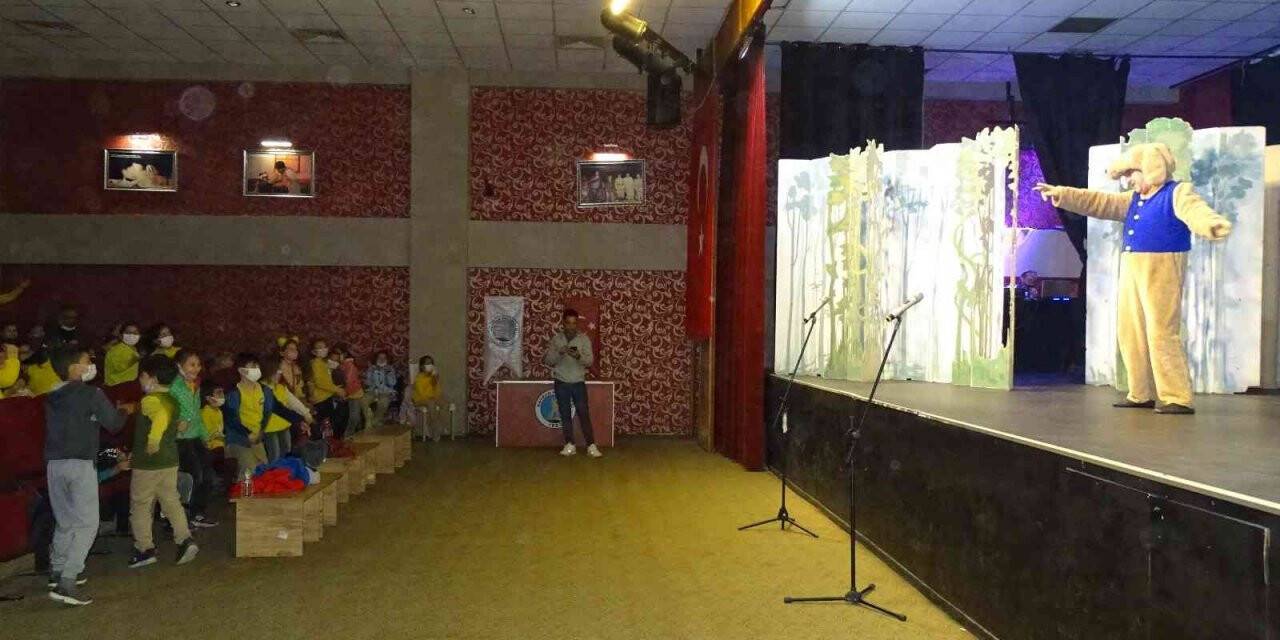 Havran’da öğrenciler tiyatroyla buluştu