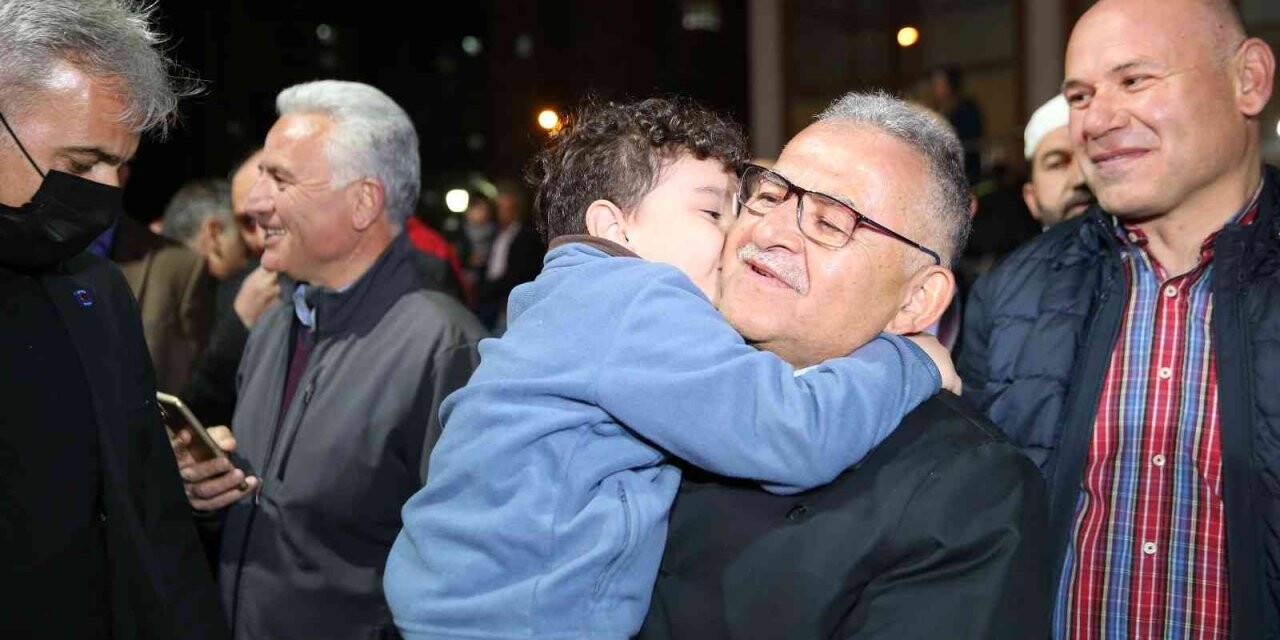 Miniklerden Başkan Büyükkılıç’a sevgi