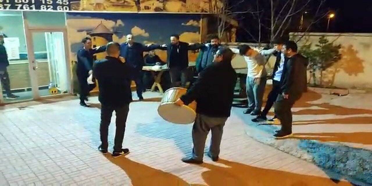 Yozgat’ta davul ve zurna eşliğinde sahur halayı
