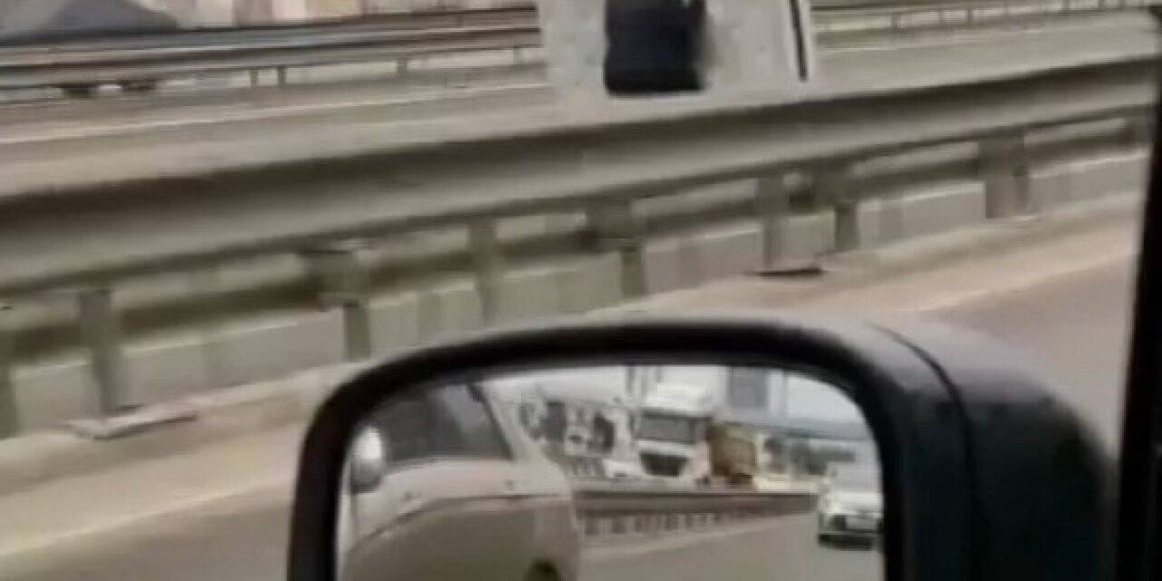 Kartal’da motosiklet sürücüsünün yatakla tehlikeli yolculuğu kamerada