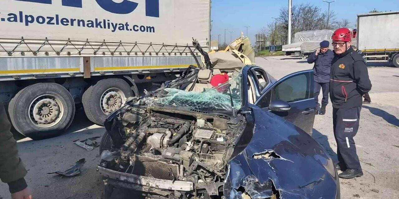 TEM’de feci kaza, dinlenme tesisindeki tıra ok gibi saplandı: 2 yaralı