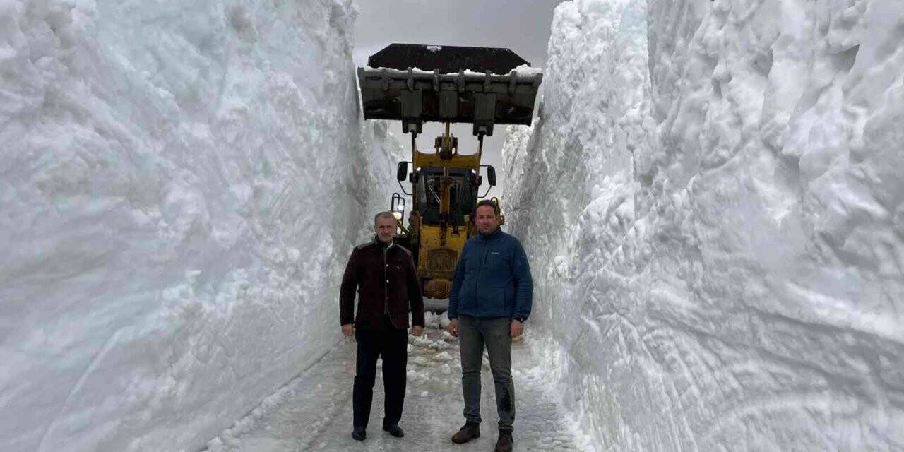 Bu fotoğraflar dün çekildi: İki insan boyu kar