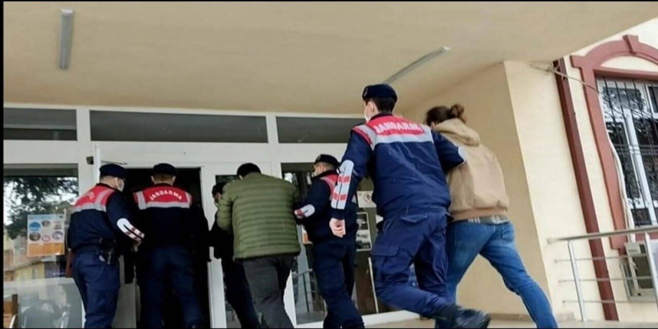 Elektrik direğinin demirlerini keserek çalan 3 kişi tutuklandı