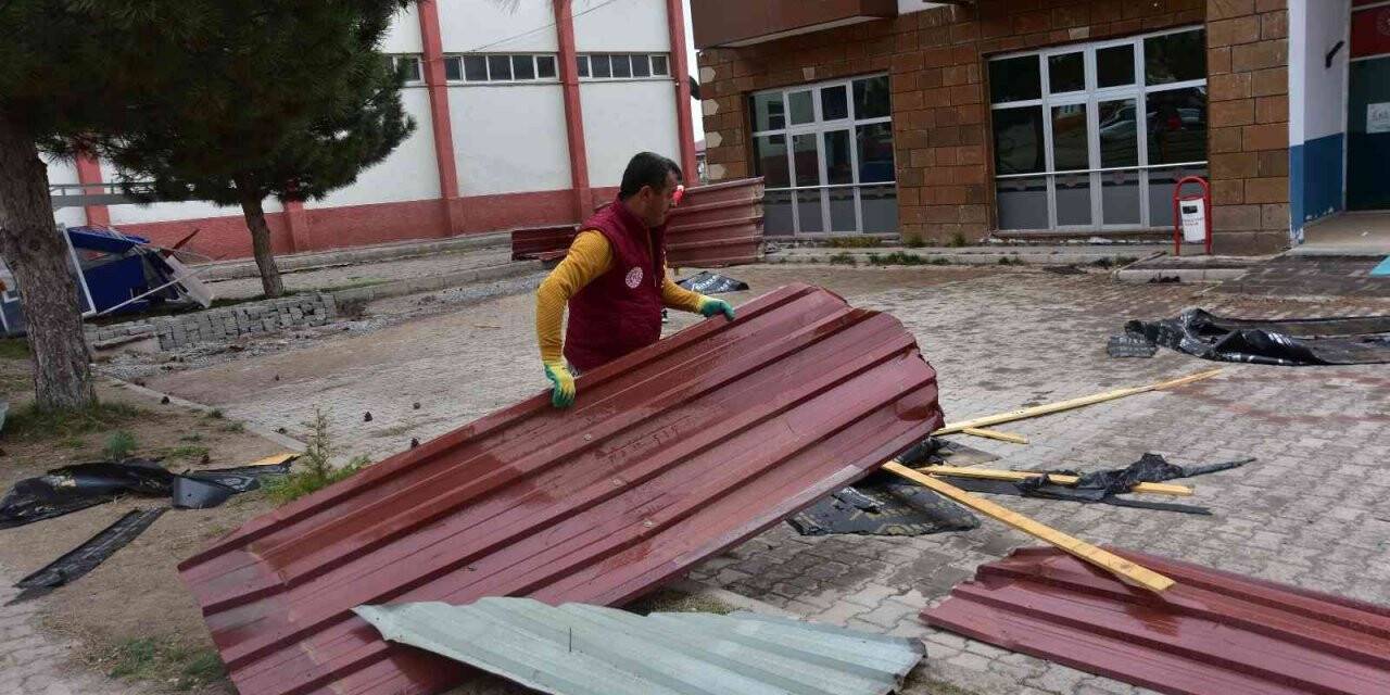Ahlat’ta fırtına çatıları uçurdu