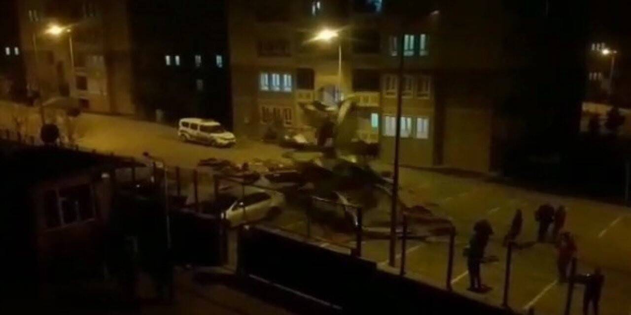 Bingöl’de şiddetli rüzgar cami minaresini salladı: O anlar cep telefonu kamerasına yansıdı