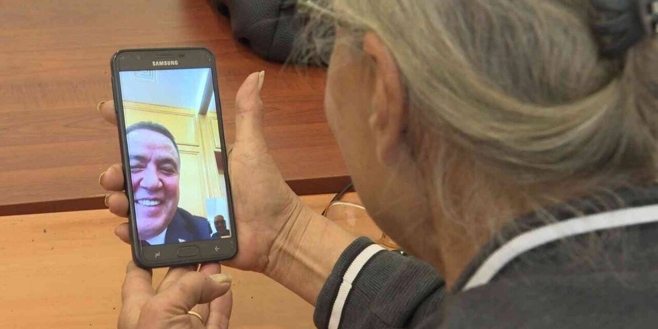 Akıllı telefon kursuna katılan yaşlılar, Başkan Böcek’i görüntülü aradı