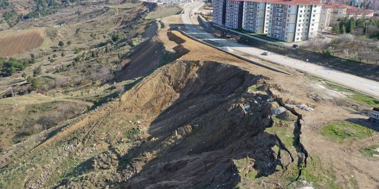 Bilecik’te korkutan toprak kayması