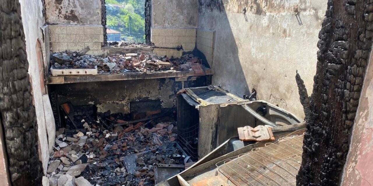 Yangında ev kullanılmaz hale geldi