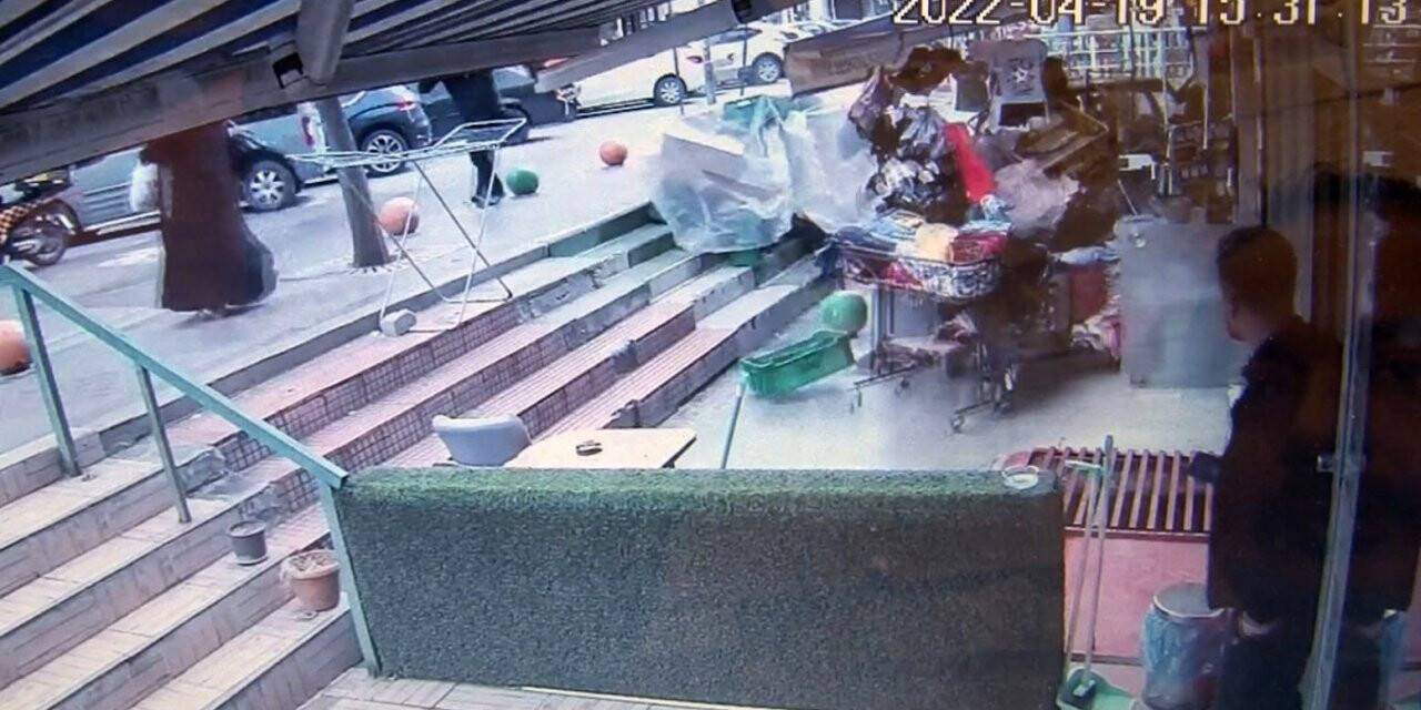 Başkentte kontrolden çıkan araç iş yerine girdi