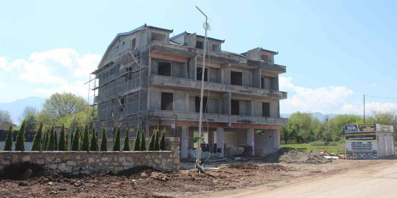 İnşaat halindeki binadan düşen genç yaralandı