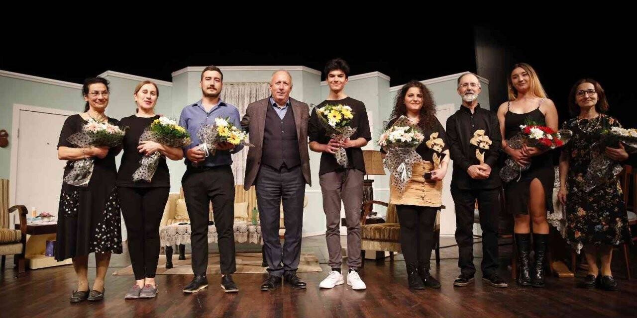 Aktif yaşlıların yer aldığı ‘Misafir’ oyunu seyirciyle buluştu