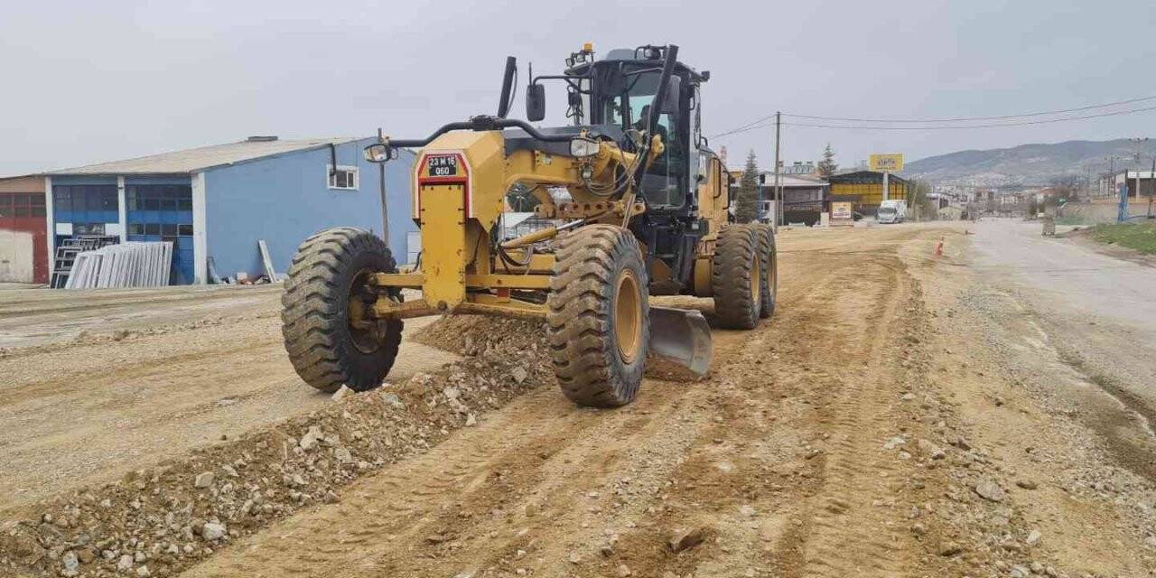 Elazığ Belediyesi yol yapım çalışmalarını sürdürüyor