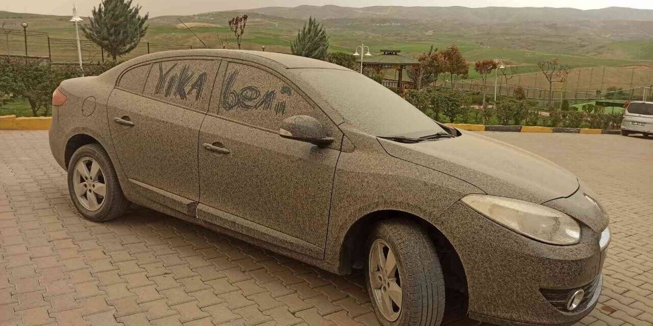 Siirt’te araç ve balkonlar tozla kaplandı