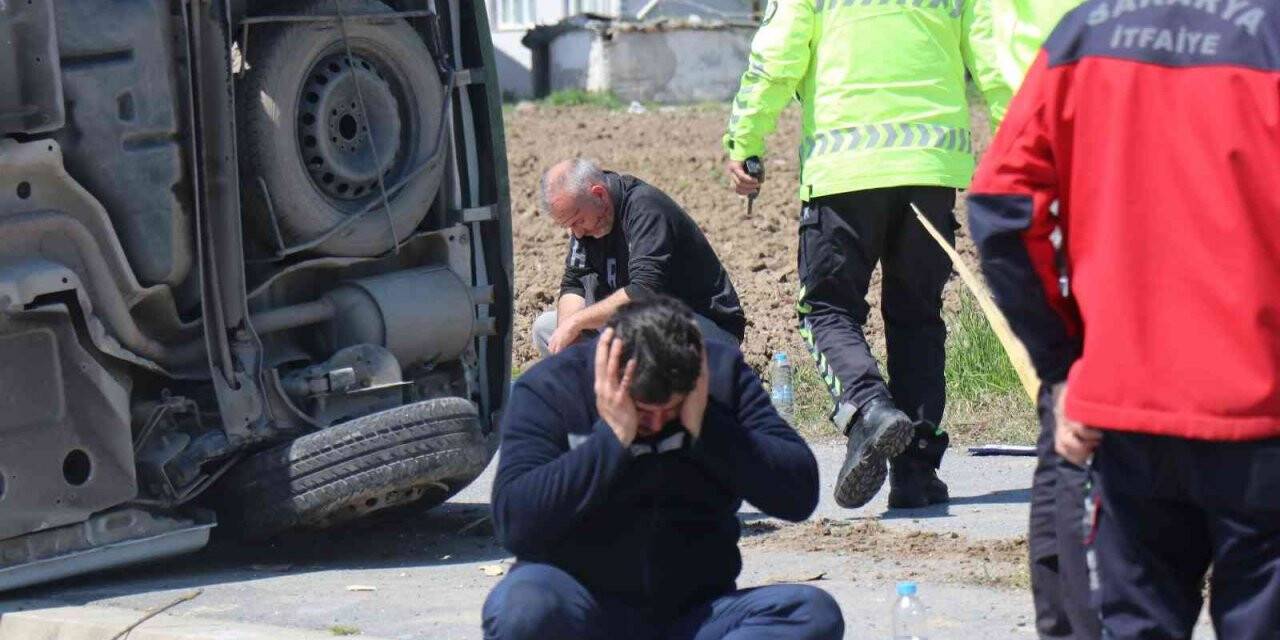 Kargo şirketi kamyonu ile çarpışan hafif ticari araç devrildi: 2 yaralı