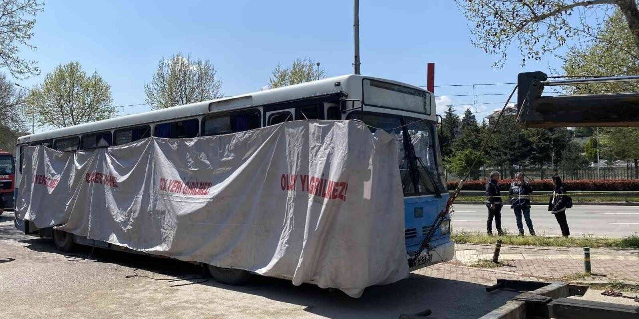 Patlamanın yaşandığı otobüs olay yerinden kaldırıldı...