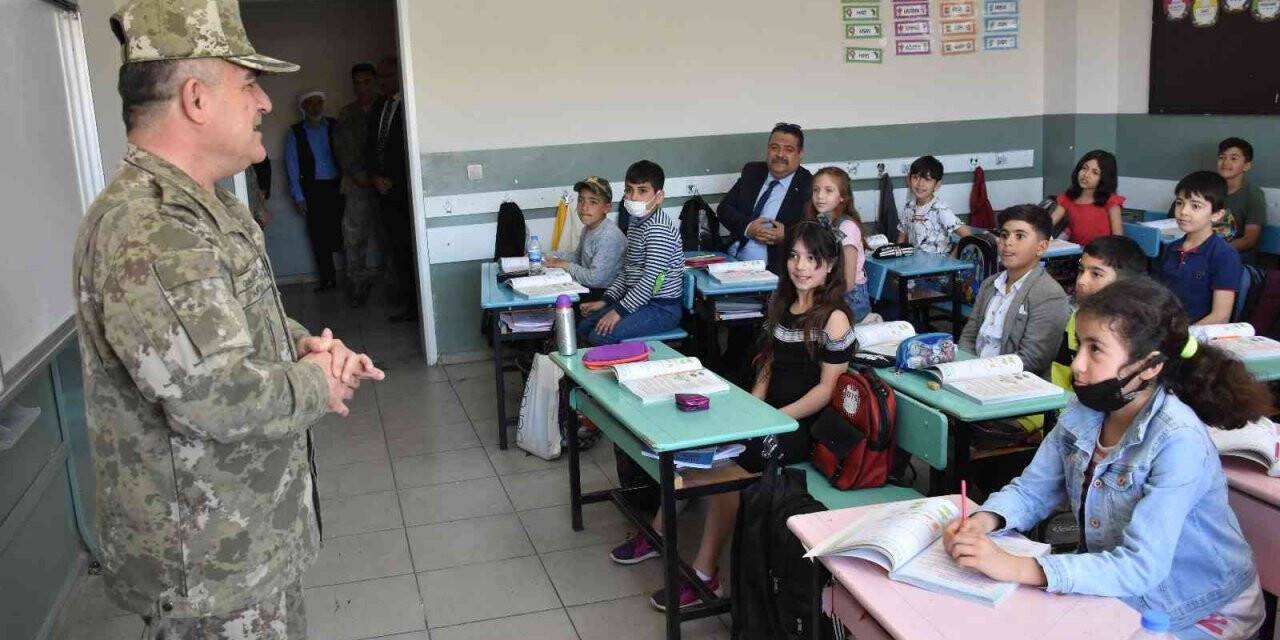 Siverek’te Mehmetçik, ilkokul öğrencileri için kütüphane kurdu