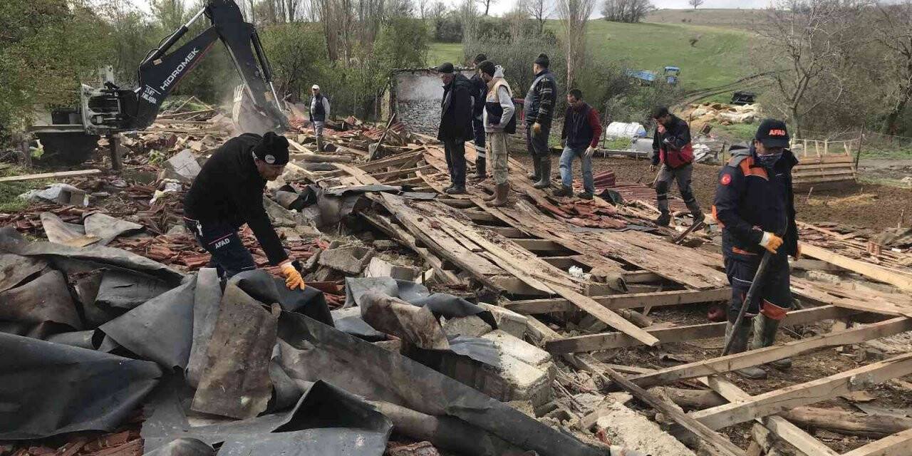 Kırklareli’nde ağıl çöktü: 1 çoban yaralandı, 40 hayvan telef oldu