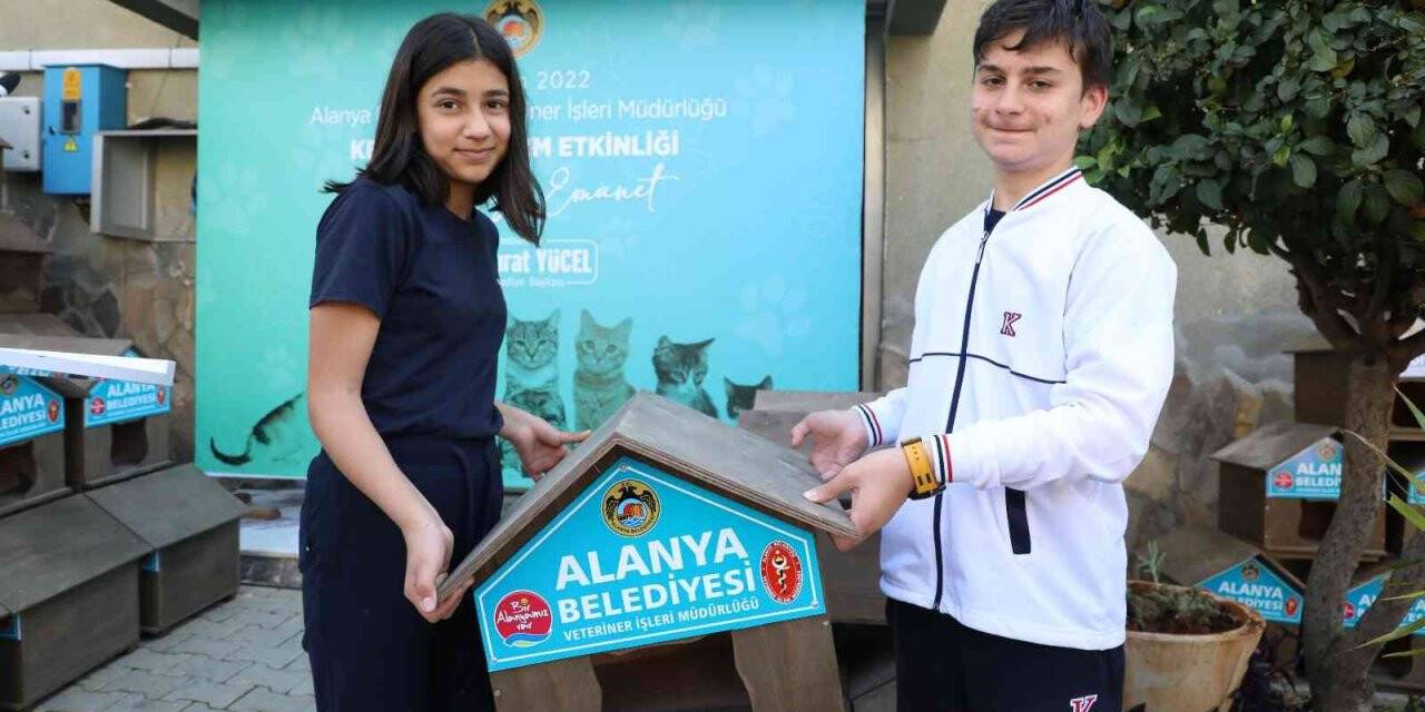 Alanya’da miniklere can dostları için evler dağıtıldı