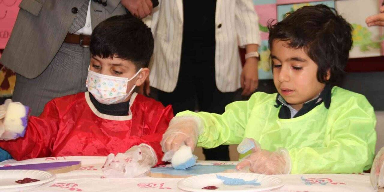 Elazığ’da minik öğrenciler ahşap boyama etkinliğinde