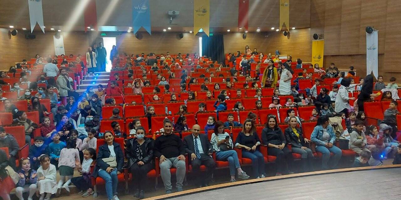 Çocuklar ‘Palyaçolar Sokağı’ ile eğlendi