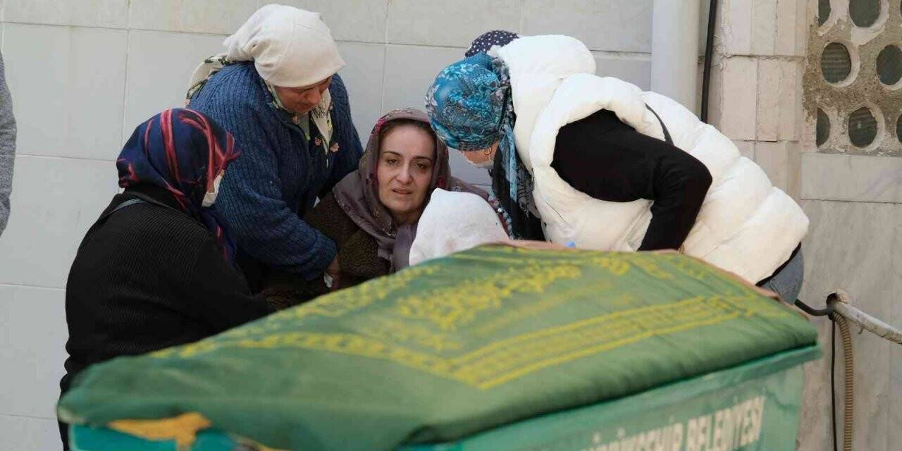 Tatil yolunda rahatsızlanarak hayatını kaybeden minik Ece toprağa verildi