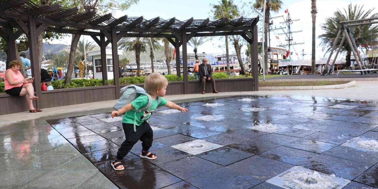 Marmaris’te çocukların yeni eğlencesi kuru fıskiye havuzu oldu