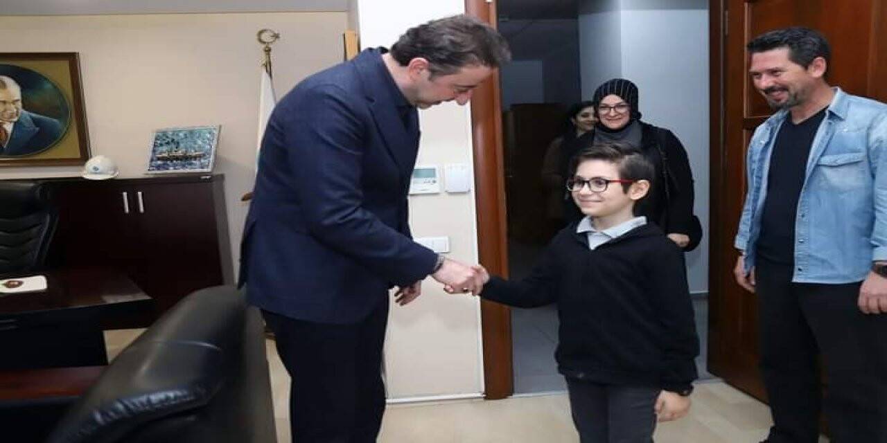 Bandırma Belediye Başkanı Tosun, küçük taraftara Bandırmaspor forması hediye etti.