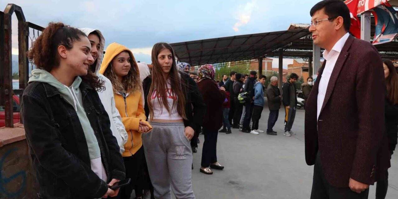 Başkan Özcan, üniversite öğrencilerine müjdesini paylaşacak