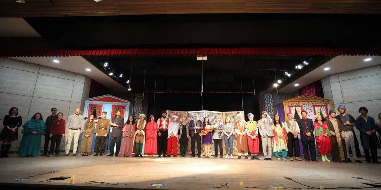 Manisa’da ‘İki Gözümün İstanbul’u’ ortaoyunu izleyiciden tam not aldı