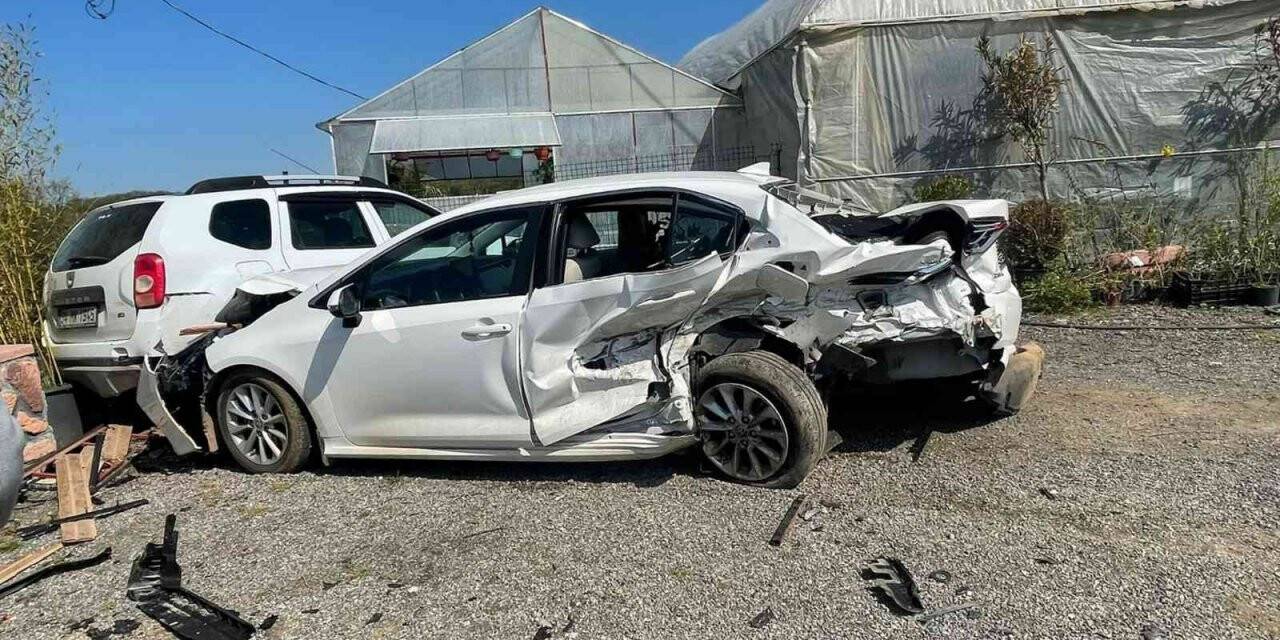 Duble yolda kontrolden çıktı, park halindeki araçları biçti