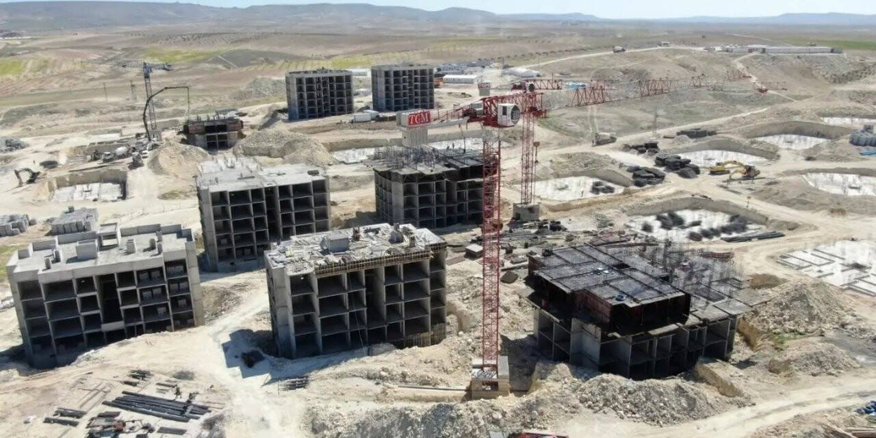 Birecik’te TOKİ konutları yükseliyor