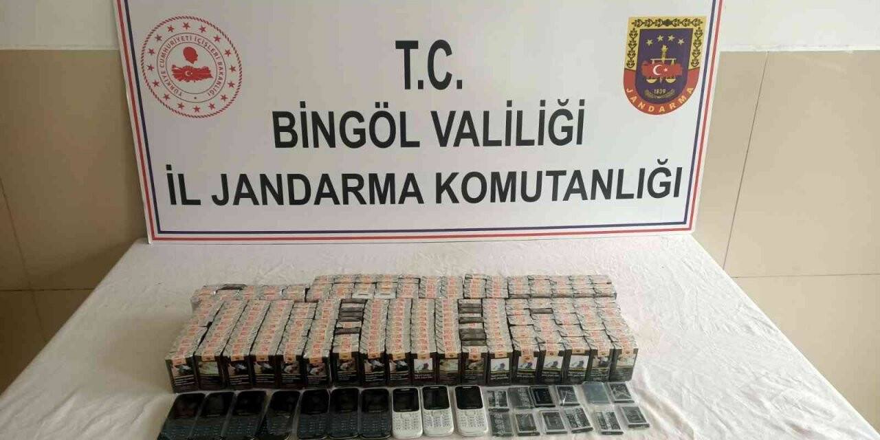 Bingöl’de kaçak sigara ve cep telefonu ele geçirildi