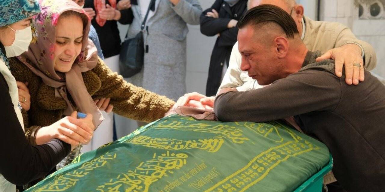 Tatil yolunda rahatsızlanarak hayatını kaybeden minik Ece toprağa verildi