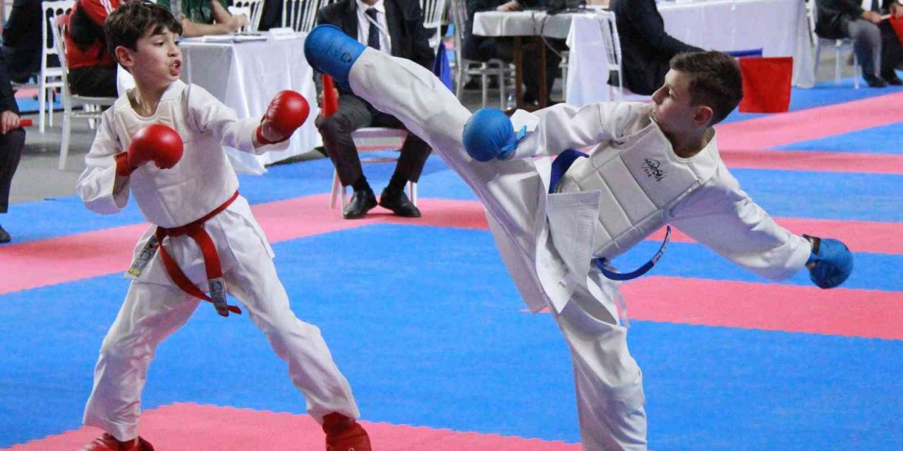 Karate Türkiye Şampiyonası’nın açılış seremonisi yapıldı