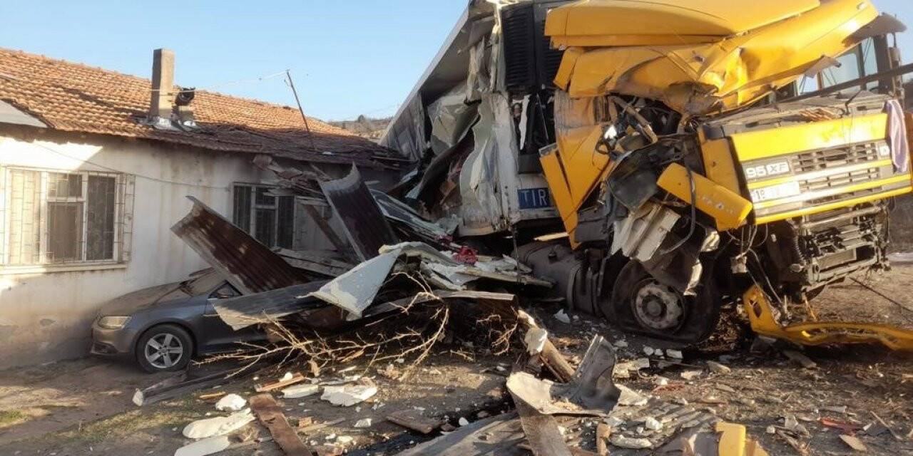 Yoldan çıkan kamyon eve girdi, faciadan dönüldü